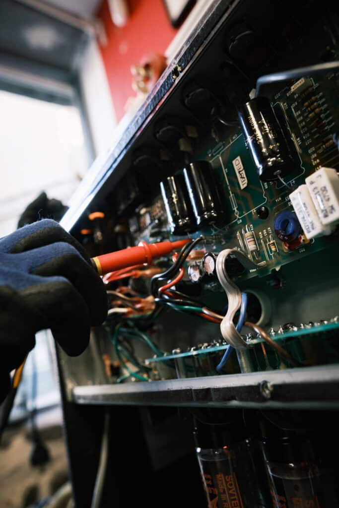 Mesure au multimètre sur le circuit et les lampes d’un amplificateur en diagnostic
